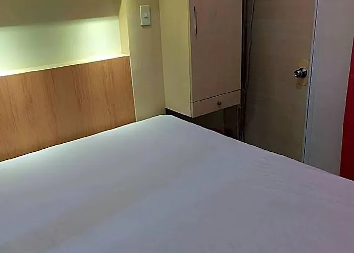 Chateau Elysee 2-1br Near Airport,bar,resto 호텔 3*